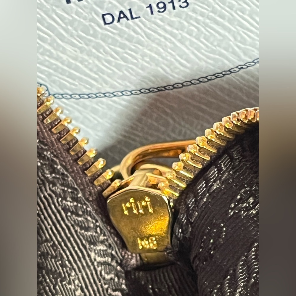 PRADA MILANO  (EMBOSSED LOGO) Glace calf Leather Black Shoulder Bag 🎩🎩🎩🎩🎩🎩 - Picture 8 of 16